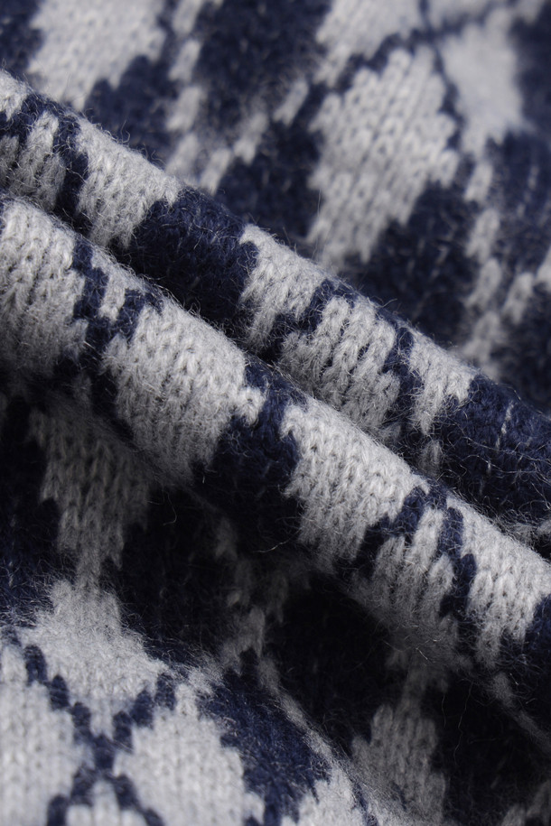 아르가일 밴딩 쇼츠 (네이비)는 부드러운 기모 소재와 루즈핏으로 편안한 착용감을 선사하는 여성 숏팬츠입니다. 캐주얼, 미니멀, 클래식 스타일을 아우르며, 집콕룩과 산책룩에 모두 잘 어울립니다. 허리 배색 디테일과 포켓 프릴 장식, 레터링 자수가 돋보이며, 아가일 패턴이 포인트를 더합니다. 두꺼운 두께감으로 겨울철에도 따뜻하게 입을 수 있으며, 밴딩 처리로 편안함을 더했습니다. 단, 필링에 주의하여 관리해야 합니다.
