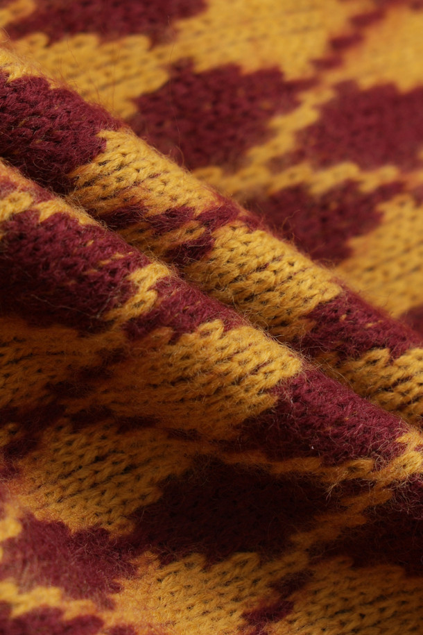 아르가일 밴딩 쇼츠(와인)는 포근한 기모 안감으로 따뜻함을 더한 여성용 반바지입니다. 캐주얼, 미니멀, 클래식 스타일을 아우르는 디자인으로, 집콕룩과 산책룩 모두에 잘 어울립니다. 와인 컬러에 아가일 패턴이 더해져 포근하고 부드러운 느낌을 주며, 루즈핏으로 편안한 착용감을 선사합니다. 허리 배색과 포켓 프릴 디테일, 레터링 자수 포인트가 돋보이며, 밴딩 처리로 편안함을 더했습니다. 겨울철, 스타일리시하고 따뜻하게 연출해보세요.
