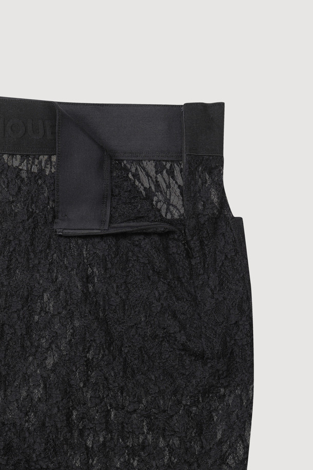 [Atelier] 바이커 밴딩 쇼츠 (멀티 컬러)는 유니크하고 캐주얼한 스타일을 연출해주는 무릎 기장의 슬림핏 숏팬츠입니다. 옆라인 지퍼 디테일과 허리 레터링, 밑단 턱 디테일이 특징이며, 신축성 있는 소재와 레이스 소재가 사용되어 편안한 착용감을 제공합니다. 밴딩 처리로 더욱 활동적이며, 레이어드하여 다양한 스타일을 연출할 수 있습니다. 일상, 동네 마실룩, 휴가룩 등 다양한 TPO에 활용하기 좋은 아이템입니다. 멀티 컬러 디자인으로 개성 있는 스타일을 완성해 보세요.
