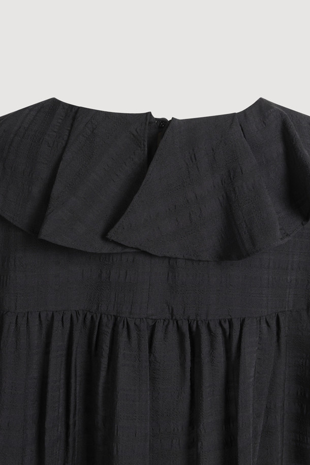 **러플 포인트 체크 블라우스 (블랙)**

페미닌한 무드의 여성 블라우스입니다. 봄, 여름 시즌에 어울리는 얇은 두께감의 폴리에스테르, 레이온 혼방 소재로 제작되었습니다. 루즈핏에 V넥 디자인이며, 러플 디테일과 비대칭 네크라인이 특징입니다. 반소매 소매 셔링과 뒷넥 단추 여밈으로 여성스러운 포인트를 더했습니다. 데이트룩, 카페룩, 모임룩 등 다양한 TPO에 클래식, 미니멀, 로맨틱 스타일로 연출하기 좋습니다.
