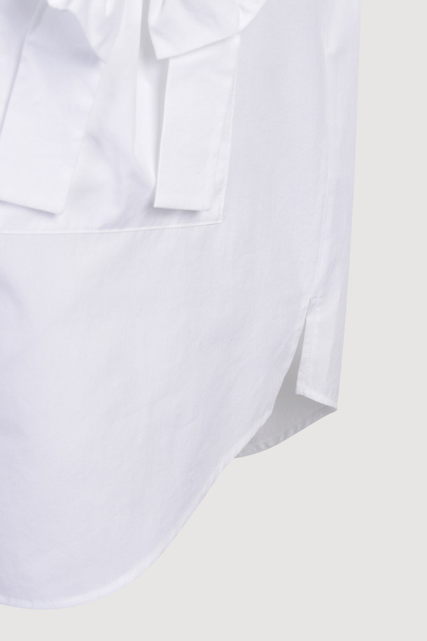 리본 포인트 스트라이프 셔츠 블라우스 (블루)는 여성스러운 무드와 캐주얼함을 동시에 연출하는 셔츠 블라우스입니다. 봄, 여름, 가을 계절에 활용하기 좋은 얇은 두께감으로, 오버핏 실루엣과 긴 소매가 편안하면서도 스타일리시한 핏을 선사합니다. 블루와 화이트 컬러의 스트라이프 패턴이 시원하고 산뜻한 느낌을 주며, 카라넥과 앞 중심 단추 여밈으로 깔끔한 디자인을 완성합니다. 빅 리본 장식과 포켓 디테일이 페미닌한 포인트를 더해 데이트룩, 모임룩 등 다양한 TPO에 활용 가능하며, 캐주얼, 미니멀, 로맨틱 스타일을 모두 소화할 수 있습니다.
