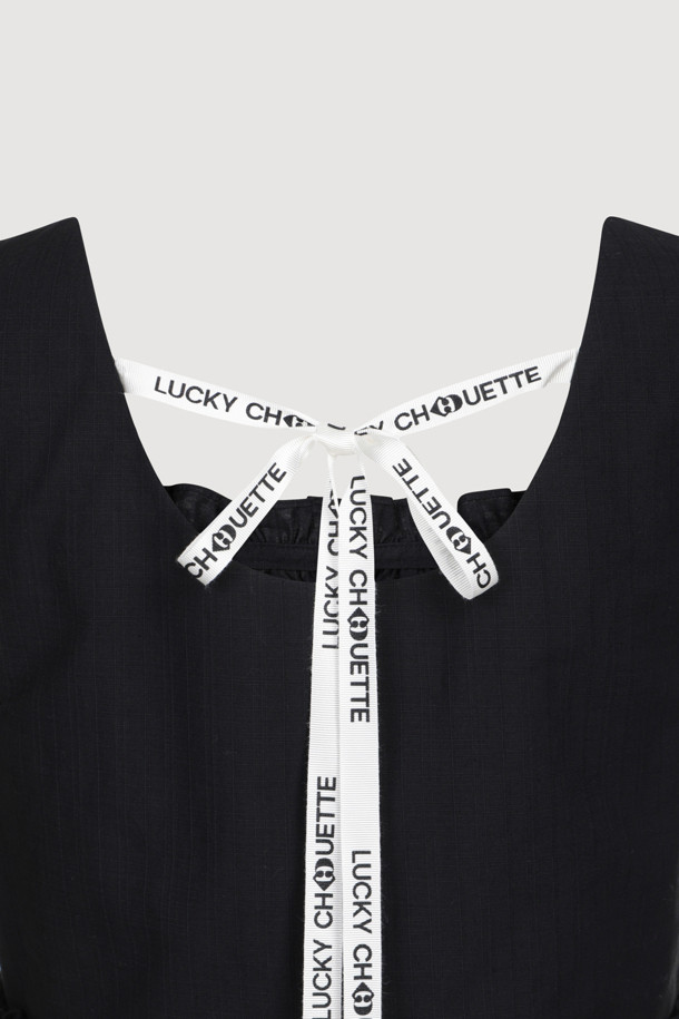 "Back Lettering Strap Shirring Top Blouse"는 다크 블랙 컬러의 여성용 블라우스입니다. 시원한 면 소재에 민소매 디자인으로 여름철 일상복으로 적합하며, A라인 핏과 루즈핏으로 편안함을 더했습니다. 스퀘어넥 라인과 셔링, 리본 디테일, 뒷면 레터링 테이프, 옆 지퍼 등의 특징이 페미닌하면서도 캐주얼한 스타일을 연출합니다.
