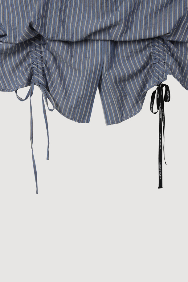 [Re-Order] 셔츠 스타일 프릴 스트라이프 블라우스 (블루)는 여성스러운 무드와 캐주얼한 스타일을 동시에 연출하는 블라우스입니다. 봄, 여름 시즌에 적합하며, 셔츠 칼라와 긴 소매, 루즈핏으로 편안하게 착용할 수 있습니다. 코튼 소재로 제작되어 부드러운 촉감을 선사하며, 프릴 디테일, 비대칭 디자인, 스트링 디테일, 바이오 워싱으로 포인트를 더했습니다. 데이트룩, 스마트 캐주얼, 미니멀 스타일을 즐겨 입는 분들께 추천합니다.
