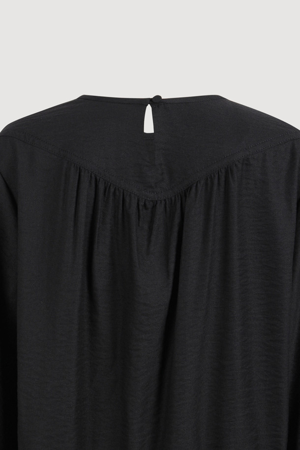 리본 포인트 칼라리스 블라우스 (블랙)는 페미닌하고 클래식한 무드를 연출하는 여성 상의입니다. 텐셀 혼방 소재로 제작되어 부드러운 촉감을 선사하며, 봄, 가을 시즌에 착용하기 좋습니다. 라운드 넥 라인과 루즈핏으로 편안한 착용감을 제공하며, 뒷넥 단추, 셔링, 밑단 프릴 등의 디테일이 돋보입니다. 데이트룩, 오피스룩, 모임룩 등 다양한 TPO에 활용할 수 있으며, 클래식, 미니멀, 로맨틱 스타일을 즐기는 분들께 추천합니다. (*마찰이나 습기에 의한 이염에 주의*)
