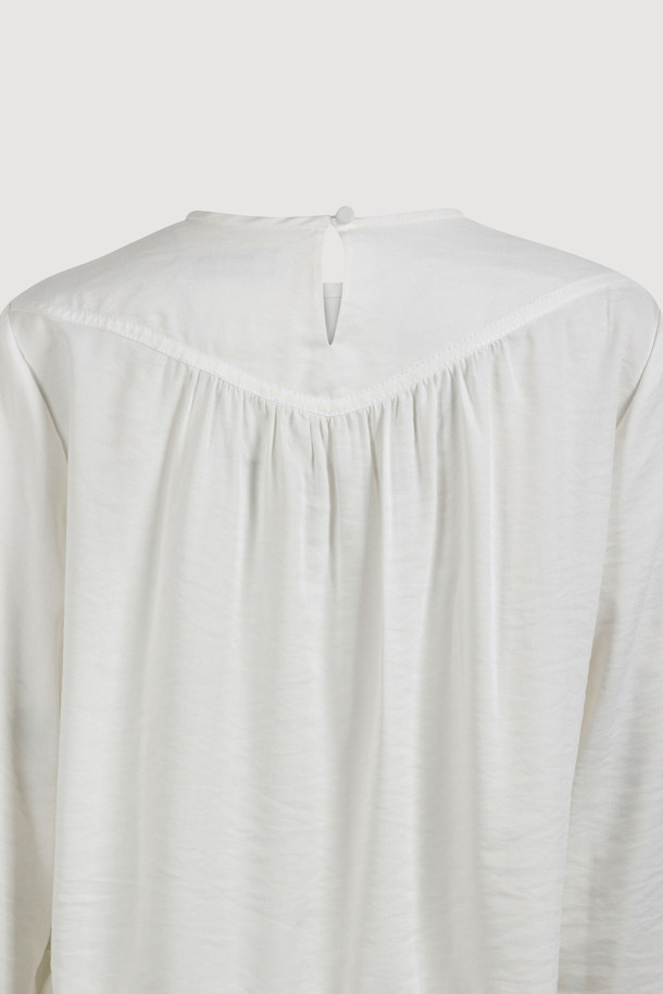 리본 포인트 칼라리스 블라우스 (아이보리)는 부드러운 텐셀 혼방 소재로 제작되어 은은한 광택과 고급스러운 분위기를 자아냅니다. 라운드 넥 디자인에 셔링 디테일과 밑단 프릴, 리본 포인트로 페미닌한 무드를 더했으며, 뒷넥 단추 여밈으로 간편하게 착용할 수 있습니다. 여유로운 루즈핏 실루엣으로 편안하면서도 스타일리시하게 연출 가능하며, 데이트룩, 카페룩, 모임룩 등 다양한 TPO에 활용하기 좋습니다. 클래식, 미니멀, 로맨틱 스타일을 즐겨 입는 여성분들께 추천하는 아이보리 컬러의 긴소매 블라우스입니다.
