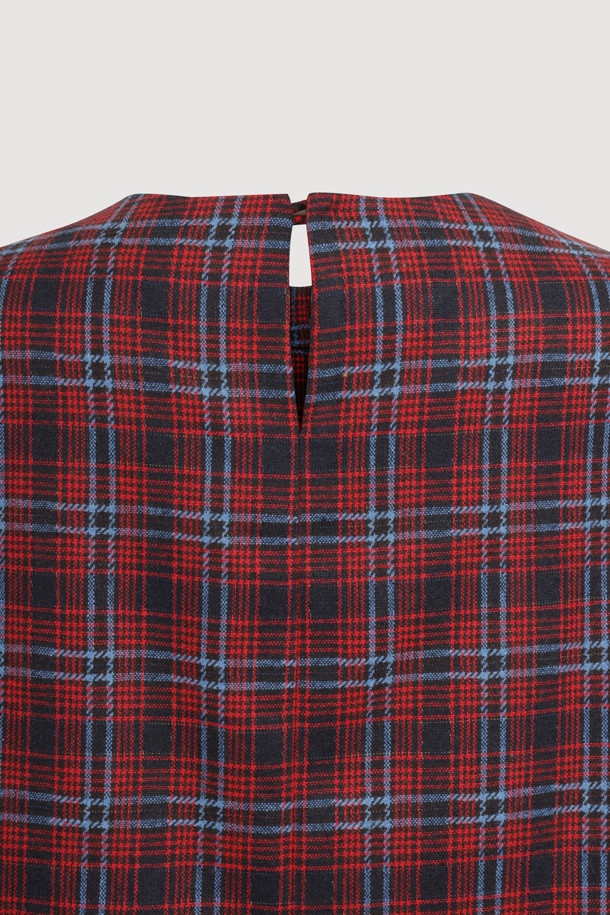 프릴 포인트 체크 블라우스 (레드)는 여성스러운 무드를 연출하는 클래식 스타일의 상의입니다. 따뜻한 촉감과 세미 A라인 핏으로 편안하게 착용 가능하며, 가을과 겨울에 어울리는 아이템입니다. 라운드넥 디자인에 프릴 디테일이 더해져 로맨틱한 분위기를 더하고, 뒷 넥 단추 클로징으로 깔끔하게 마감되었습니다. 체크 패턴과 긴 소매 기장으로 클래식하면서도 세련된 스타일을 완성해 데이트룩, 모임룩, 소개팅룩에 활용하기 좋습니다. 마찰에 의해 필링이 발생할 수 있으므로 착용 시 주의 바랍니다.
