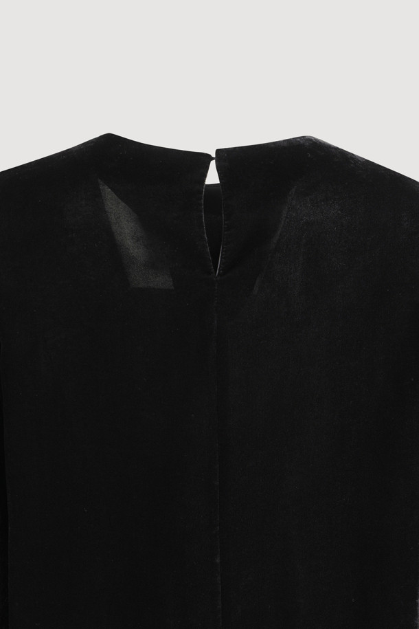 프릴 포인트 벨벳 블라우스(black)는 가을, 겨울 시즌 우아한 스타일을 연출해 줄 여성 블라우스입니다. 부드러운 벨벳 소재에 두꺼운 두께감으로 따뜻하고 포근한 착용감을 선사하며, 라운드넥과 긴 소매 디자인으로 세련된 분위기를 더합니다. 세미 A라인 핏으로 자연스러운 실루엣을 연출하며, 프릴 포인트 디테일과 뒷넥 단추로 여성스러움을 강조했습니다. 오피스룩, 모임룩, 연말 모임룩 등 다양한 TPO에 활용 가능한 블랙 컬러의 클래식, 미니멀, 로맨틱 스타일 블라우스입니다. 반드시 이염에 주의하여 관리하십시오.
