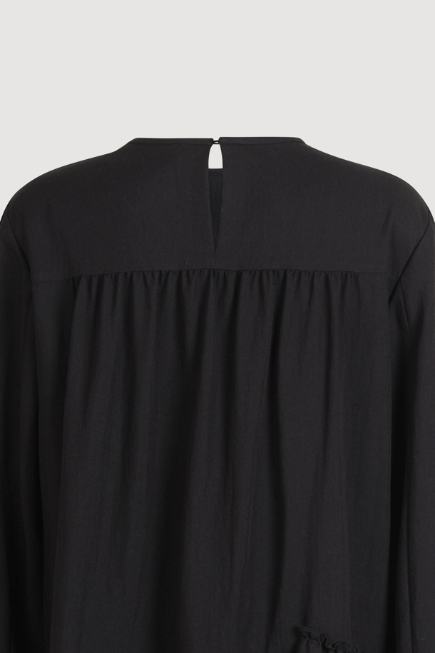 Hem Frii 라운드 넥 블라우스 (블랙)는 여성스러운 라인을 살려주는 레귤러핏 블라우스입니다. 부드러운 레이온과 나일론 혼방 소재로 제작되어 편안한 착용감을 선사하며, 봄, 여름, 가을 세 계절 모두 활용 가능합니다. 라운드넥 디자인에 긴 소매, 뒷넥 단추 여밈, 밑단 덧장 디테일이 더해져 미니멀하면서도 시크한 무드를 연출합니다. 출근룩, 오피스룩, 모임룩 등 다양한 TPO에 클래식, 미니멀, 시크 스타일로 매치하여 세련된 스타일을 완성해 보세요. 무지 디자인의 블랙 컬러로 어떤 하의와도 쉽게 코디할 수 있습니다.
