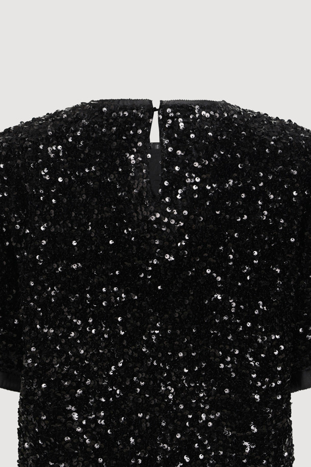 [Atelier] 스팽글 하프 슬리브 블라우스 (블랙)는 여성 의류 상의, 블라우스 카테고리에 속합니다. 클래식하고 유니크한 스타일을 연출하며, 사계절 내내 착용 가능합니다. 벨벳 소재에 실버 스팽글 장식이 더해져 화려함을 더하고, 뒤 단추 여밈과 가슴 니트 장식이 특징입니다. 일자핏 크롭 기장의 반소매 블라우스로, 데이트룩, 파티룩, 연말 모임룩은 물론 시크하고 미니멀한 스타일을 완성합니다. 안감은 스트레치 소재로 편안한 착용감을 선사합니다.
