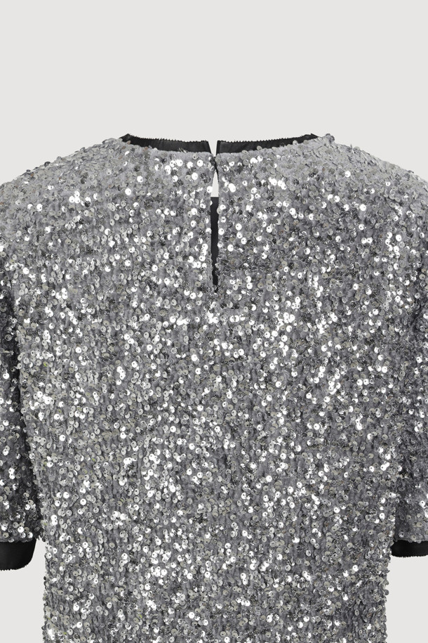 [Atelier] 스팽글 하프 슬리브 블라우스 (실버)는 여성 고객을 위한 블라우스입니다. 벨벳 소재에 실버 컬러의 스팽글 장식이 더해져 화려하면서도 유니크한 스타일을 연출합니다. 반소매 기장의 일자핏 블라우스로, 뒤 단추 여밈과 네크라인, 소매단, 밑단의 시어 배색이 특징입니다. 가슴 부분의 니트 장식이 포인트로, 파티룩, 연말 모임룩, 모임룩 등 TPO에 활용 가능하며, 클래식, 시크, 미니멀 스타일을 선호하는 고객에게 추천합니다.
