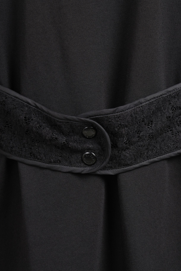 [Re-Order] 레이스 뷔스티에 긴 소매 티셔츠 (블랙)는 여성스러운 무드를 연출하는 티셔츠입니다. 슬림핏 디자인에 고급스러운 레이스 소재의 뷔스티에 디테일이 더해져 캐주얼하면서도 우아한 스타일을 완성합니다. 라운드넥과 긴 소매 기장으로 간절기에도 활용하기 좋으며, 앞뒤 레이어드 디자인으로 포인트를 더했습니다. 데이트룩이나 모임룩으로, 또는 캐주얼, 클래식, 로맨틱 등 다양한 스타일링에 매치하여 다채로운 연출이 가능합니다. 부드러운 면 소재로 제작되어 편안한 착용감을 선사합니다.
