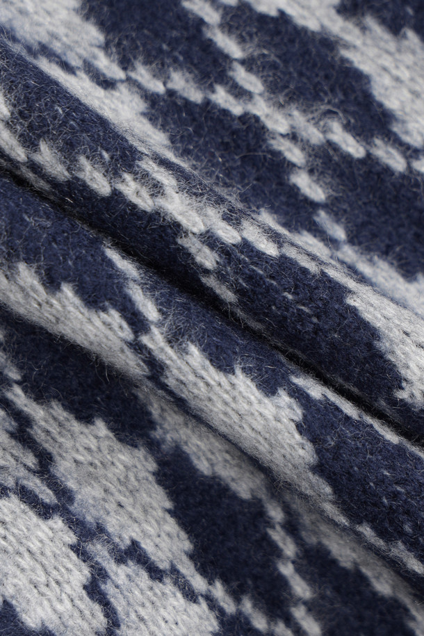 프릴 포인트 아가일 스웨트 티셔츠 (네이비)는 겨울철 캐주얼룩을 완성해 줄 여성 의류입니다. 부드러운 기모 소재로 제작되어 포근한 착용감을 선사하며, 루즈핏 디자인으로 편안하게 즐길 수 있습니다. 네이비 컬러에 아가일 패턴이 더해져 클래식한 무드를 자아내며, 프릴 장식과 레터링 자수, 어깨 및 앞판 배색 디테일로 포인트를 더했습니다. 집콕룩이나 산책룩 등 다양한 TPO에 활용 가능하며, 캐주얼, 클래식, 미니멀 스타일을 모두 소화할 수 있는 활용도 높은 아이템입니다. 긴 소매 기장의 라운드넥 디자인으로 어떤 하의와도 잘 어울립니다.
