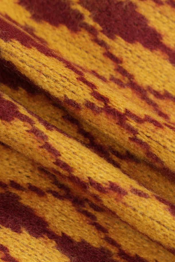 프릴 포인트 아가일 스웨트 티셔츠 (와인)는 포근한 기모 안감으로 따뜻함을 더한 여성용 맨투맨입니다. 캐주얼한 무드의 루즈핏으로 편안하게 착용 가능하며, 라운드넥과 긴 소매 기장으로 디자인되었습니다. 아가일 패턴과 프릴 디테일, 레터링 자수가 돋보여 포인트를 더했습니다. 집콕룩이나 산책룩 등 데일리하게 활용하기 좋으며, 미니멀, 클래식 스타일을 즐겨 입는 분들께 추천합니다. 다만, 필링에 주의하여 관리해야 합니다.
