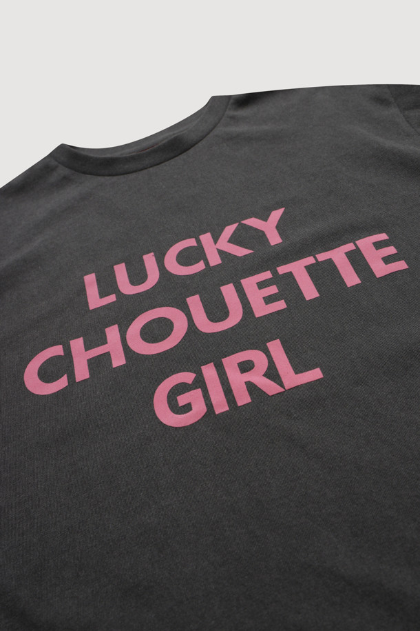 다크 그레이 컬러의 레터링 포인트 롱 슬리브 티셔츠입니다. 코튼과 모달 혼방 소재로 제작되어 부드러운 촉감을 선사하며, 앞면에 레터링 프린트가 특징입니다. 라운드넥에 루즈핏으로 편안하게 착용 가능하며, 봄, 가을, 겨울 시즌에 활용하기 좋습니다. 캐주얼, 미니멀, 클래식 스타일을 연출하기 좋으며, 산책룩이나 집콕룩으로도 안성맞춤입니다. 피그먼트 워싱 가공으로 자연스러운 멋을 더했습니다.
