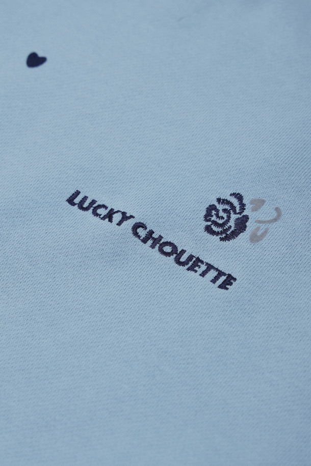 블루 컬러의 플라워 자수 스웨트 티셔츠입니다. 부드러운 면 소재로 제작되어 편안한 착용감을 선사하며, 봄, 가을 시즌에 활용하기 좋습니다. 캐주얼하고 미니멀한 스타일로, 일상복이나 봄 소풍룩으로 연출하기 좋습니다. 장미 모티브 프린트와 레터링 자수 디테일이 돋보이며, 루즈핏과 라운드넥 디자인으로 편안하게 착용할 수 있습니다. 긴 소매 기장으로 간절기 날씨에 적합하며, 다양한 하의와 매치하여 스타일리시하게 연출해보세요.
