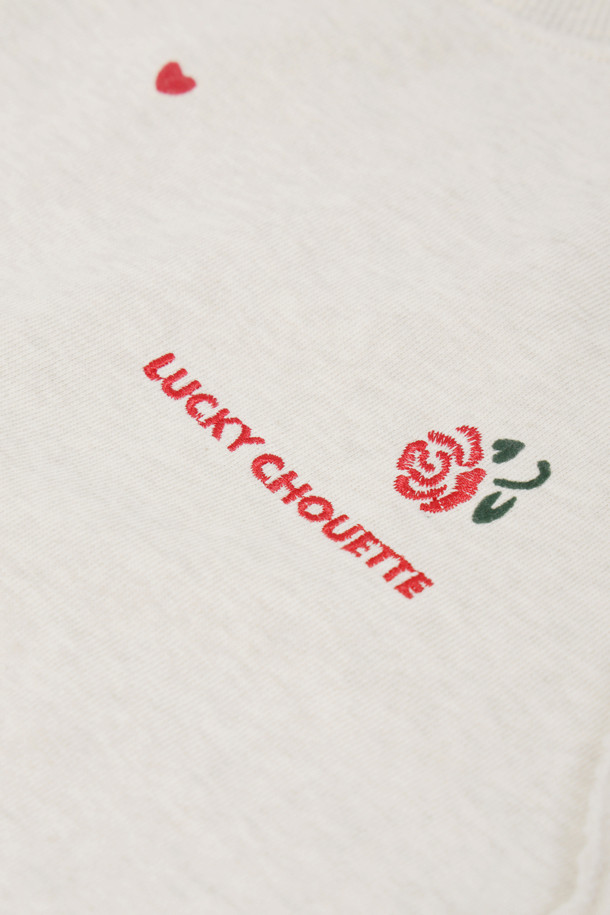 플라워 자수 스웨트 티셔츠 (오트밀)는 부드러운 면 소재로 제작되어 편안한 착용감을 선사합니다. 루즈핏으로 제작되어 여유로운 실루엣을 연출하며, 라운드넥과 긴소매 디자인으로 어떤 스타일에도 잘 어울립니다. 가을, 겨울 시즌에 적합하며, 두꺼운 두께감으로 따뜻하게 입을 수 있습니다. 장미 모티브와 레터링 자수 디테일이 돋보이는 캐주얼 스타일의 맨투맨으로, 집콕룩이나 산책룩으로 활용하기 좋습니다.
