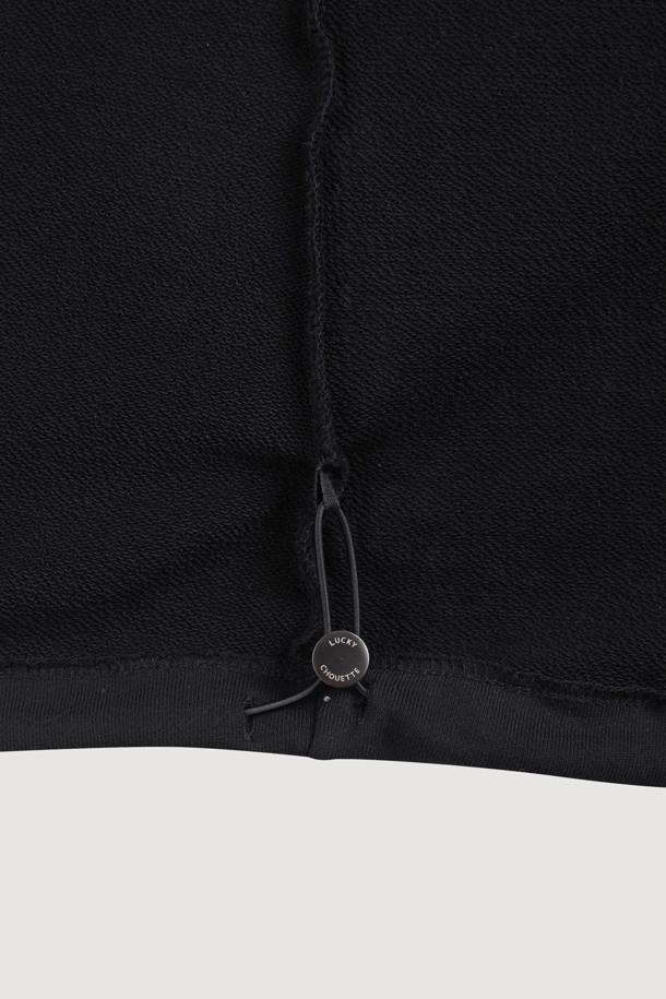 프릴 포인트 루즈핏 후드 티셔츠 (블랙)는 여성 고객을 위한 캐주얼 스타일의 후드 티셔츠입니다. 솔리드 3단 쮸리 면 소재로 제작되어 편안한 착용감을 제공하며, 봄, 가을에 적합합니다. 루즈핏으로 활동성을 높였으며, 프릴 디테일과 캥거루 포켓, 레터링 자수 디자인으로 포인트를 더했습니다. 산책룩, 집콕룩 등 다양한 TPO에 활용 가능하며, 미니멀한 스타일 연출에도 용이합니다. 긴 소매 기장의 무지 디자인으로 어떤 하의와도 쉽게 매치할 수 있습니다.
