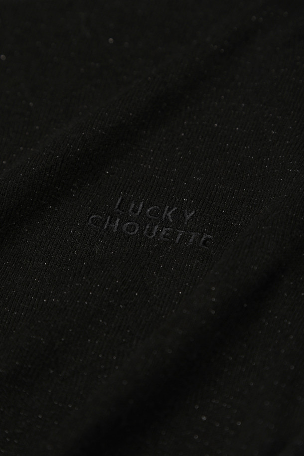 프릴 포인트 메탈 롱 슬리브 티셔츠 (블랙)는 여성 고객을 위한 우아하고 캐주얼한 스타일의 티셔츠입니다. 긴 소매와 슬림핏 디자인으로, 봄, 가을, 겨울철에 착용하기 좋습니다. 터틀넥 라인에 프릴 디테일이 더해져 여성스러운 포인트를 더했습니다. 일상 및 출근, 모임룩에 모두 활용 가능하며, 무지 디자인으로 미니멀하고 클래식한 스타일을 연출할 수 있습니다.
