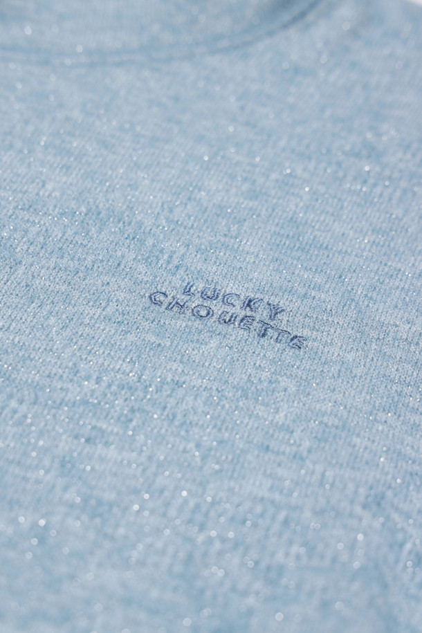 [Re-Order] 프릴 포인트 메탈 롱 슬리브 티셔츠 (블루)는 여성 의류로, 가을과 겨울에 우아한 스타일을 연출하기 좋습니다. 슬림핏에 터틀넥 디자인으로, 일상과 데이트룩, 모임룩에 활용하기 좋습니다. 메탈 소재 특유의 고급스러움과 긴 소매가 특징이며, 무지 패턴에 프릴 디테일과 밑단 볼륨감으로 포인트를 더했습니다. 클래식, 미니멀, 로맨틱 스타일을 즐기는 분들께 추천합니다.
