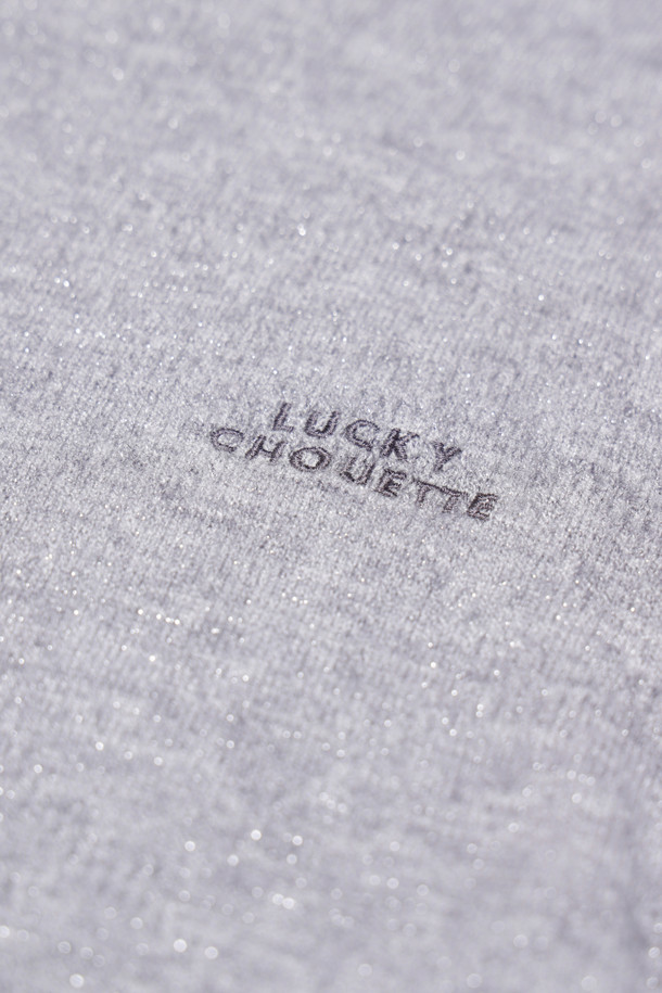 [Re-Order] 프릴 포인트 메탈 롱 슬리브 티셔츠 (멜란지 그레이)는 여성스러운 스타일을 연출하는 긴소매 티셔츠입니다. 멜란지 그레이 컬러의 무지 디자인에 메탈 소재와 프릴 디테일이 더해져 시크하면서도 여성스러운 분위기를 자아냅니다. 슬림핏 터틀넥 디자인으로 가을, 겨울철 데이트룩, 모임룩, 출근룩 등 다양한 TPO에 활용 가능합니다. 클래식, 미니멀, 시크 스타일을 즐겨 입는 분들께 추천합니다.
