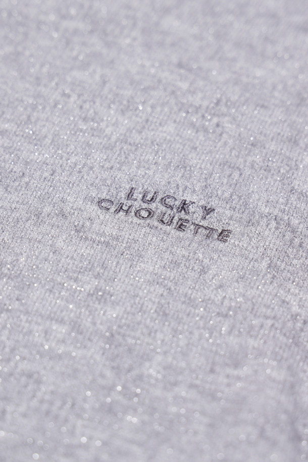 프릴 포인트 메탈 롱 슬리브 티셔츠 (그레이)는 여성스러운 무드와 캐주얼 스타일을 동시에 연출할 수 있는 티셔츠입니다. 부드러운 터틀넥 디자인에 슬림핏으로 제작되어 세련된 실루엣을 선사하며, 메탈 소재가 혼방되어 은은한 광택과 고급스러운 느낌을 더합니다. 봄, 가을, 겨울 세 계절 모두 활용 가능하며, 출근룩이나 모임룩 등 다양한 TPO에 매치하기 좋습니다. 무지 디자인에 프릴 디테일이 포인트로 더해져 클래식하면서도 미니멀한 스타일을 완성합니다. 긴 소매 기장으로 간절기에도 따뜻하게 착용할 수 있습니다.
