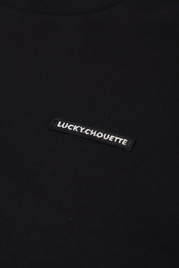 Hem Line Frill Sweatshirt (블랙)은 부드러운 면 소재로 제작되어 가을과 겨울에 따뜻하게 착용할 수 있는 여성 맨투맨입니다. 캐주얼하고 미니멀한 스타일로, 루즈핏과 라운드넥 디자인이 편안함을 선사합니다. 무지 패턴의 블랙 컬러는 어떤 하의와도 쉽게 매치할 수 있으며, 밑단 프릴 디테일이 여성스러운 포인트를 더합니다. 긴 소매 기장과 두꺼운 두께감으로 포근하게 착용 가능한 데일리 아이템입니다.
