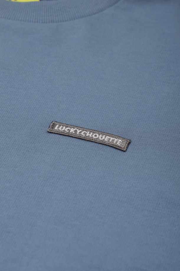 헤 라인 프릴 스웨트셔츠 (블루)는 산뜻한 블루 컬러와 부드러운 면 소재로 제작되어 봄, 가을 시즌에 활용하기 좋은 아이템입니다. 캐주얼한 무드를 연출하며 데이트룩, 봄 소풍룩에 적합합니다. 크롭 기장의 루즈핏으로 편안하면서도 스타일리시하게 연출할 수 있으며, 밑단 프릴 디테일이 여성스러운 포인트를 더합니다. 얇은 두께감과 라운드넥 디자인으로 간절기에도 부담 없이 착용 가능하며, 미니멀한 스타일을 즐기는 분들께 추천합니다.
