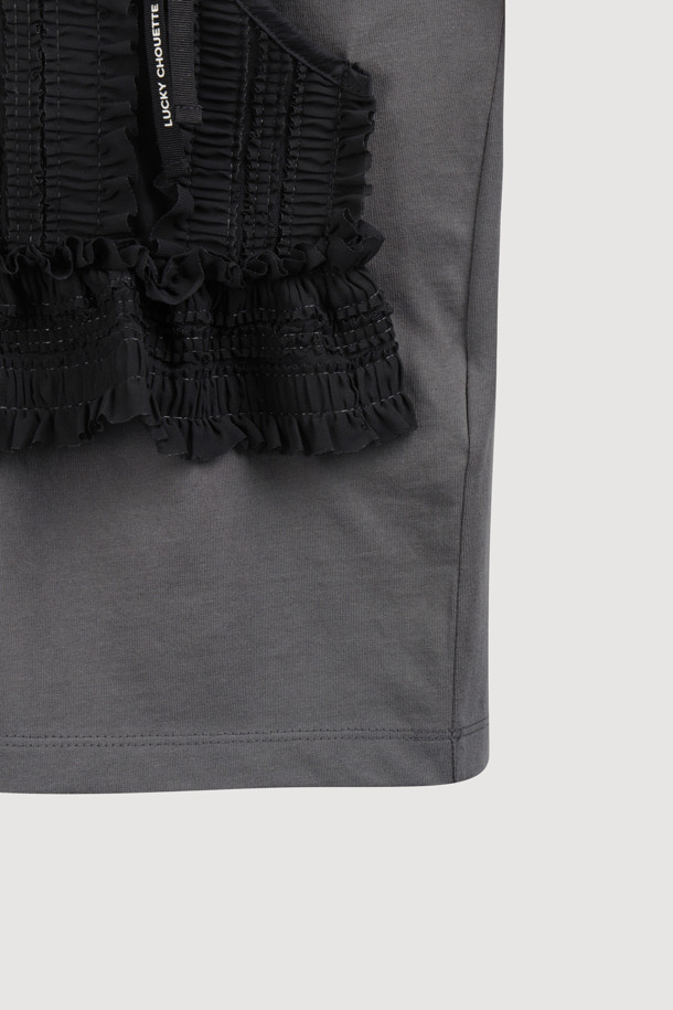 다크 그레이 컬러의 뷔스티에 롱 슬리브 티셔츠입니다. 부드러운 촉감의 면 소재로 제작되었으며, 봄, 가을에 착용하기 좋습니다. 루즈 핏에 라운드넥 디자인으로 편안한 착용감을 선사하며, 셔링 뷔스티에 디테일이 돋보입니다. 일상, 데이트룩, 모임룩 등 다양한 TPO에 캐주얼, 미니멀, 클래식 스타일로 연출하기 좋습니다. 싱글 져지 소재에 실켓 가공하여 부드러운 착용감을 느낄 수 있습니다.
