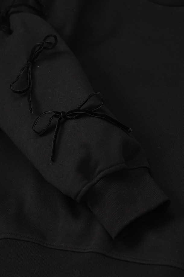 리본 포인트 스웨트셔츠 (블랙)는 여성들을 위한 캐주얼 스타일의 크롭 기장 맨투맨/스웨트셔츠입니다. 부드러운 면 소재로 제작되어 봄, 가을에 편안하게 착용하기 좋으며, 슬림핏으로 여성스러운 실루엣을 연출합니다. 라운드넥과 긴소매 디자인에 오른쪽 소매의 벨벳 리본 장식과 가슴 부분의 슈에뜨 자수 디테일이 포인트입니다. 데이트룩 또는 모임룩으로 걸리시하고 미니멀한 스타일을 연출해보세요.
