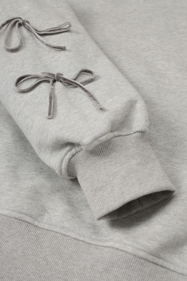 멜란지 그레이 컬러의 리본 포인트 맨투맨 티셔츠입니다. 캐주얼하고 미니멀한 스타일로, 봄, 가을에 어울리는 크롭 기장의 긴소매 디자인입니다. 오른쪽 소매에는 벨벳 리본 장식이, 가슴에는 슈에뜨 자수가 포인트로 자리 잡고 있습니다. 슬림핏으로 제작되어 더욱 세련된 핏을 연출하며, 일상에서 편안하게 착용할 수 있는 웨어러블 아이템입니다. 라운드넥으로 제작되어 어떤 스타일에도 잘 어울립니다.
