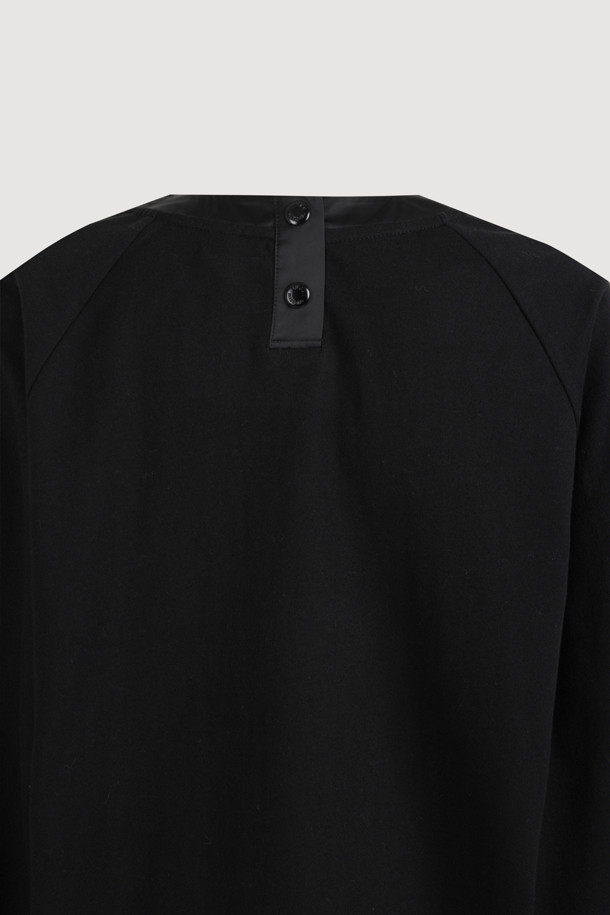 [Atelier] 우븐 믹스 롱 슬리브 티셔츠 (블랙)는 봄, 가을 계절에 어울리는 공용 의류입니다. 우븐과 져지 소재를 믹스하여 바스락거리는 촉감과 은은한 광택감을 선사하며, 루즈핏과 스탠다드핏으로 편안한 착용감을 제공합니다. 라운드넥에 긴소매 기장이며, 앞 중심의 아틀리에 자수 포인트가 돋보이는 블라우스 무드의 캐주얼 티셔츠입니다. 데이트룩이나 카페룩, 미니멀 & 캐주얼 & 스트릿 스타일을 즐기는 분들께 추천합니다.
