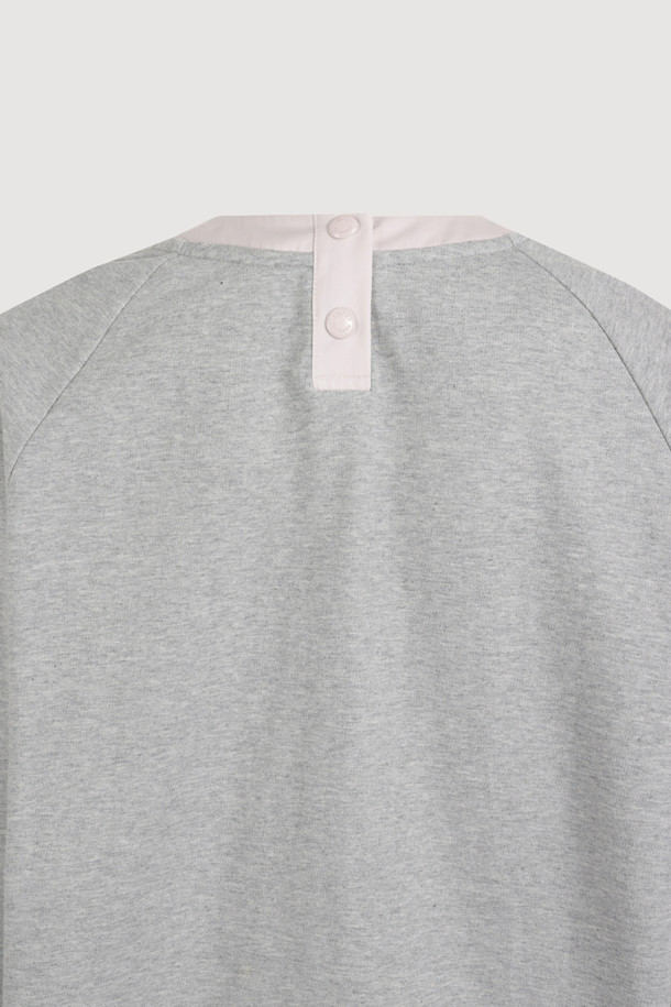 [Atelier] 우븐 믹스 롱 슬리브 티셔츠 (라이트 핑크)는 여성스러운 무드의 티셔츠입니다. 우븐과 미니 쮸리 소재를 혼방하여 바스락거리는 촉감과 은은한 광택감을 선사합니다. 라운드넥에 루즈핏으로 편안하게 착용 가능하며, 앞 중심의 아틀리에 자수 로고가 포인트입니다. 데이트룩이나 카페룩에 잘 어울리는 캐주얼, 스마트 캐주얼 스타일의 아이템으로, 봄, 가을에 활용하기 좋습니다. 블라우스처럼 여성스러운 분위기를 연출해보세요.
