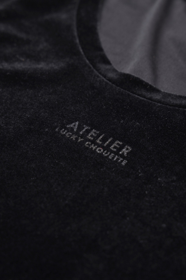 [Re-Order] [아뜰리에] 벨벳 U넥 긴 소매 티셔츠는 부드러운 벨벳 져지 소재로 제작되어 편안한 착용감을 선사합니다. 슬림핏 디자인의 블랙 컬러 무지 티셔츠로, U넥 라인과 긴 소매가 특징입니다. 봄, 가을, 겨울 모두 활용 가능하며, 신축성이 좋아 활동성을 높였습니다. "아뜰리에" 프린트 디테일이 더해져 베이직하면서도 세련된 스타일을 연출합니다. 데이트룩, 모임룩, 출근룩 등 다양한 TPO에 클래식, 미니멀, 시크 스타일로 코디하기 좋습니다.
