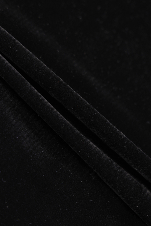 [Re-Order] [아틀리에] 벨벳 U넥 긴 소매 티셔츠는 부드러운 벨벳 져지 소재로 제작되어 은은한 광택과 고급스러운 분위기를 자아냅니다. 슬림핏 디자인과 U넥 라인이 여성스러운 실루엣을 강조하며, 블랙 컬러는 어떤 스타일에도 쉽게 매치할 수 있습니다. 사계절 내내 활용 가능한 얇은 두께감으로 편안하게 착용 가능하며, 아틀리에 프린트가 은은하게 포인트를 더합니다. 데이트룩, 모임룩, 소개팅룩 등 다양한 TPO에 맞춰 클래식, 미니멀, 시크한 스타일을 연출해보세요.
