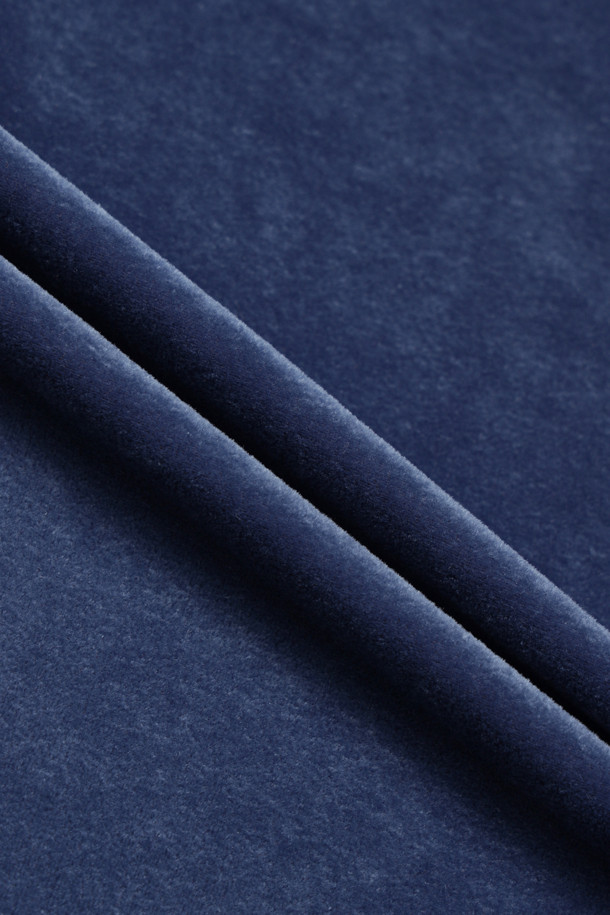 [Re-Order] [아틀리에] 벨벳 U넥 긴 소매 티셔츠는 부드러운 벨벳 져지 소재로 제작되어 가을과 겨울에 따뜻하고 편안하게 착용할 수 있습니다. 슬림핏 디자인에 U넥 라인으로 여성스러운 실루엣을 연출하며, 베이직한 스타일로 데이트룩, 모임룩 등 다양한 TPO에 활용하기 좋습니다. 신축성이 뛰어나 활동성을 높였으며, 앞 중심에는 아틀리에 프린트가 더해져 포인트를 줍니다. 얇은 두께감으로 레이어드하기 좋으며, 단독 손세탁을 권장합니다. 클래식, 미니멀, 캐주얼 스타일을 즐기는 분들께 추천합니다.
