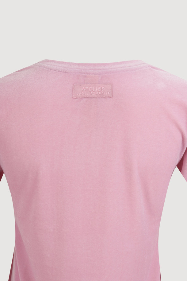 [Atelier] 벨벳 U넥 롱 슬리브 티셔츠(핑크)는 부드러운 벨벳 져지 소재로 제작되어 은은한 광택과 고급스러운 분위기를 자아냅니다. 슬림핏 디자인과 U넥 라인이 여성스러운 실루엣을 연출하며, 얇은 두께감으로 편안한 착용감을 선사합니다. 신축성이 좋아 활동성이 뛰어나며, 뒷넥 테이프 위 아틀리에 자수 포인트가 유니크함을 더합니다. 데이트룩, 모임룩, 파티룩 등 특별한 날을 위한 포인트 착장용으로 제격입니다. 캐주얼, 미니멀, 로맨틱 스타일을 모두 소화 가능한 활용도 높은 아이템입니다.
