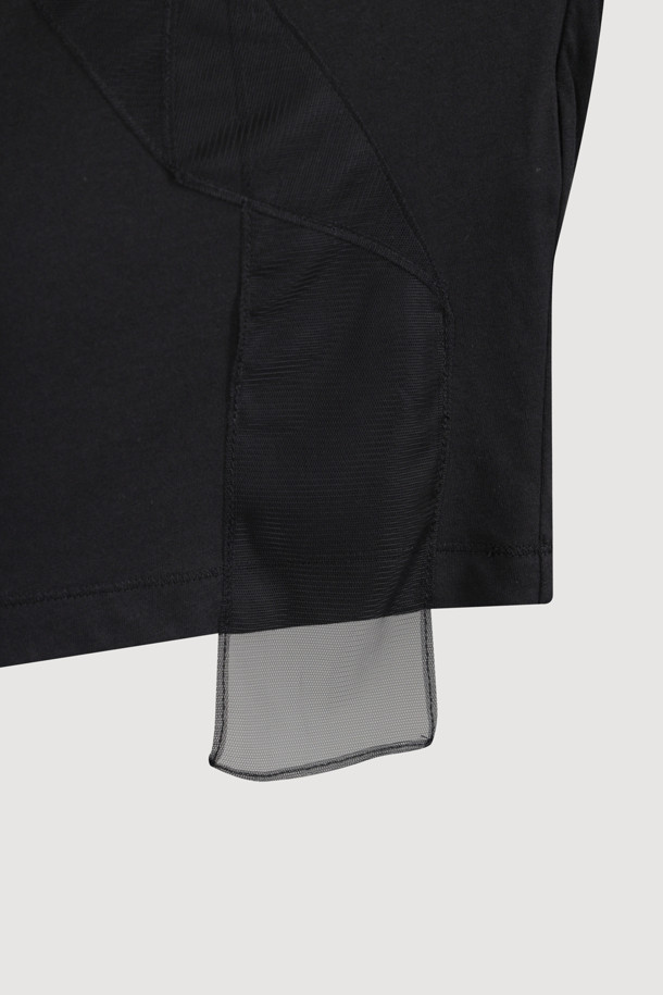 [Atelier] 리본 아플리케 롱 슬리브 티셔츠 (블랙)는 부드러운 모달 소재로 제작되어 편안한 착용감을 선사합니다. 유니크하고 캐주얼한 스타일을 연출하며, 메쉬 리본 디테일과 세일러 카라 프린트, 하이브리드 디자인이 돋보입니다. 라운드넥에 여유 있는 핏으로 편안함을 더했으며, 봄, 가을 계절에 데이트룩, 카페룩 등 다양한 TPO에 활용하기 좋습니다. 미니멀하면서도 로맨틱한 무드를 연출할 수 있는 긴소매 티셔츠입니다.
