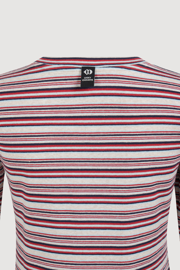 [Re-Order] 스트라이프 슬림핏 긴팔 티셔츠 (레드)는 캐주얼하고 베이직한 스타일의 긴팔 티셔츠입니다. 봄, 가을에 어울리는 슬림핏 디자인으로, 데이트룩이나 봄 소풍룩에 매치하기 좋습니다. 부드러운 신축성 좋은 소재로 제작되어 편안한 착용감을 선사합니다. 가슴 부분의 레터링 자수 포인트와 뒷넥 개발 라벨이 돋보이며, 레드 컬러의 스트라이프 패턴이 돋보입니다. 미니멀한 스타일을 선호하는 분들께 추천합니다.
