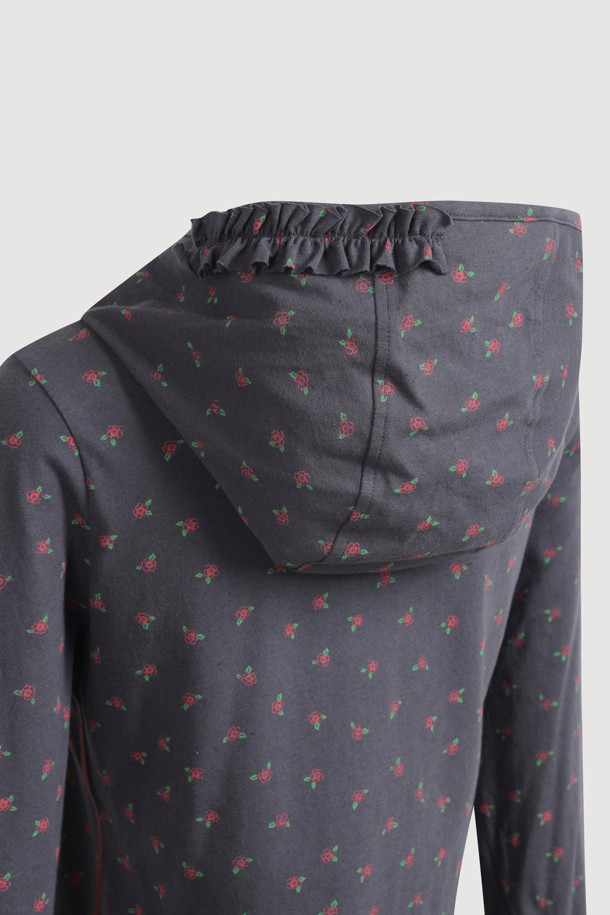 슬림핏 후드 티셔츠는 다크 그레이 컬러의 여성 의류로, 봄, 가을에 착용하기 좋습니다. 캐주얼하고 미니멀한 스타일을 연출하며, 일상, 동네 마실룩, 카페룩, 집콕룩 등 다양한 TPO에 활용할 수 있습니다. 져지 소재의 레귤러 기장 티셔츠로, 소매와 후드에 프릴 디테일을 더해 여성스러운 포인트를 주었습니다. 스트라이프와 플라워 패턴이 있으며, 배색 스티치 자수 디테일이 돋보입니다. 기본 이너 티셔츠로 활용하여 간편하게 스타일링할 수 있습니다.
