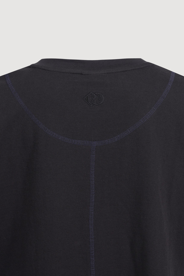 프릴 포인트 반소매 티셔츠는 여성 의류로, 캐주얼하고 미니멀한 스타일을 연출하기에 좋습니다. 봄, 여름 시즌에 적합하며, 스탠다드 핏과 라운드넥 디자인으로 편안하게 착용할 수 있습니다. 블랙 색상의 무지 티셔츠로, 앞판 메쉬 배색과 프릴 디테일이 특징입니다. 뒤 상단에는 엠블럼 자수 디테일이 더해져 포인트를 줍니다.
