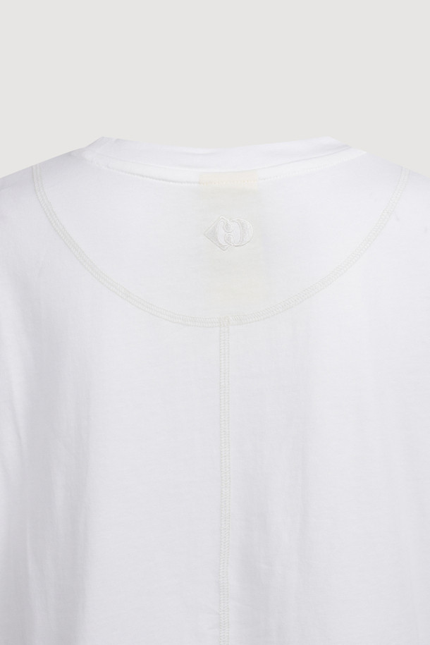 프릴 포인트 반소매 티셔츠는 여성스러운 무드를 연출해 주는 캐주얼 스타일의 반팔 티셔츠입니다. 라운드넥 디자인에 스탠다드핏 또는 루즈핏으로 편안하게 착용 가능하며, 봄, 여름 시즌에 적합합니다. 화이트 색상에 무지 패턴으로 어떤 하의와도 쉽게 매치할 수 있습니다. 메쉬 배색과 엠블럼 자수, 프릴 디테일이 더해져 포인트를 더했습니다. 동네 마실룩, 여행룩 등 다양한 상황에서 웨어러블하게 활용할 수 있습니다.
