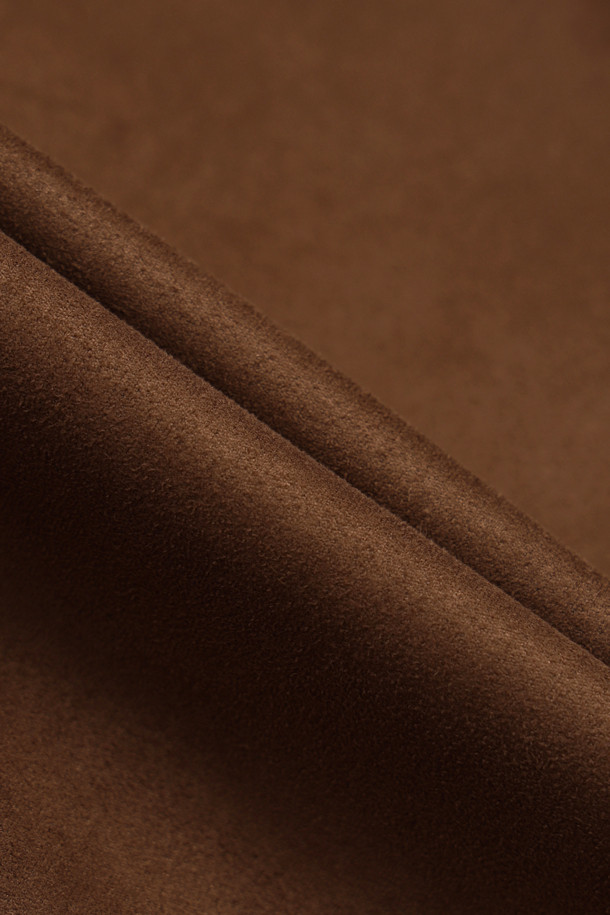 페이크 스웨이드 카라 점퍼(camel)는 가을, 겨울에 어울리는 여성용 점퍼입니다. 부드러운 촉감의 스웨이드 소재에 오버핏 디자인으로, 캐주얼 및 빈티지 스타일을 연출합니다. 힙선을 덮는 기장에 지퍼 여밈 방식이며, 밑단 밴딩과 양옆 아웃포켓, 안감 처리가 되어 있습니다. 데일리룩, 동네 마실룩, 산책룩 등 다양한 상황에서 활용하기 좋으며, 캐주얼, 클래식, 미니멀 스타일을 즐겨 입는 분들께 추천합니다.
