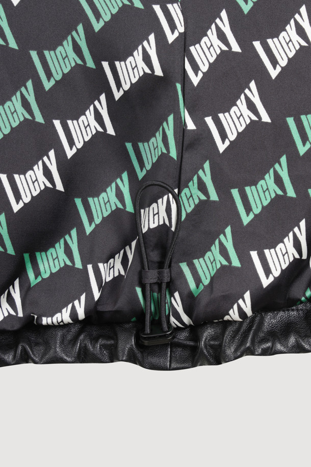 [Re-Order] 페이크 레더 후드 점퍼 (블랙)는 가을, 겨울 시즌에 어울리는 여성용 점퍼입니다. 루즈핏으로 제작되어 편안한 착용감을 선사하며, 지퍼형 여밈 방식으로 간편하게 착용할 수 있습니다. 블랙 컬러에 로고 패턴이 더해져 캐주얼하고 스트릿한 무드를 연출합니다. 두꺼운 두께감의 인조가죽과 페이크 스웨이드 배색으로 고급스러움을 더했으며, 긴 소매와 후드 디자인이 특징입니다. 겨울 데일리룩, 쇼핑룩, 산책룩 등 다양한 TPO에 활용할 수 있습니다.
