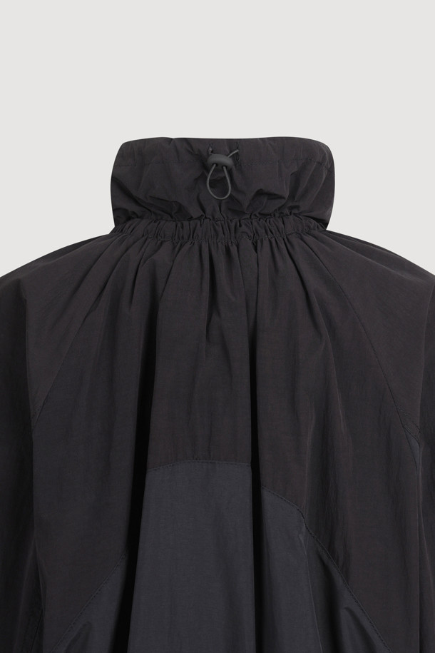 볼륨 포켓 롱 점퍼 (black)는 캐주얼, 스트리트 스타일을 즐기는 분들을 위한 아우터입니다. 롱 기장의 무지 디자인으로, 봄, 가을에 가볍게 걸치기 좋습니다. 루즈핏에 부드러운 나일론 소재를 사용하여 편안한 착용감을 선사하며, 넥과 허리 밑단의 셔링 디테일이 여성스러운 실루엣을 연출합니다. 원피스형 실루엣과 볼륨감 있는 디자인, 입체적인 아웃 포켓이 돋보이며, 지퍼 여밈 방식으로 간편하게 착용할 수 있습니다. 동네 마실룩이나 산책룩에 안성맞춤입니다.
