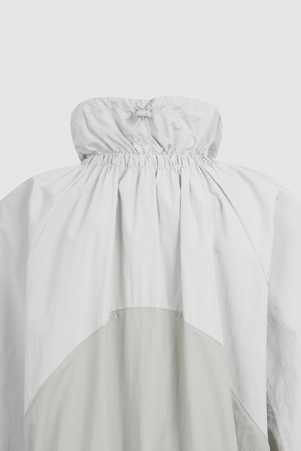 볼륨 포켓 롱 점퍼 (라이트 그레이)는 캐주얼, 스트릿, 미니멀 스타일을 즐겨 입는 여성 고객을 위한 아이템입니다. 가볍고 부드러운 나일론 소재로 제작되어 봄, 가을 간절기에 적합하며, 얇은 두께감으로 편안한 착용감을 선사합니다. 롱 기장과 루즈핏으로 체형 커버에 효과적이며, 볼륨감 있는 포켓 디자인과 넥, 허리 밑단 셔링 디테일이 돋보입니다. 지퍼 여밈 방식으로 간편하게 착용 가능하며, 동네 마실룩, 산책룩 등 일상적인 활동에 스타일리시함을 더해줍니다. 원피스 같은 실루엣으로 여성스러움을 강조하며 다양한 룩에 활용하기 좋습니다.
