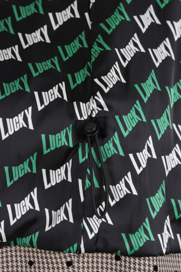 **[Re-Order] 프릴 디테일 체크 점퍼**

러블리함과 캐주얼 무드를 동시에 연출하는 여성 점퍼입니다. 가을, 겨울 시즌에 어울리는 두꺼운 두께감의 플리스 소재로 제작되어 부드러운 촉감을 선사합니다. 체크 패턴과 허리 스트링, 벌룬 핏으로 사랑스러운 분위기를 더하며, 투웨이 지퍼와 긴 소매, 프릴 디테일이 돋보입니다. 안감에는 LUCKY 로고 패턴과 솔리드 소매 안감을 사용하여 포인트를 주었습니다. 데이트룩, 산책룩 등 다양한 일상 스타일을 연출해보세요.
