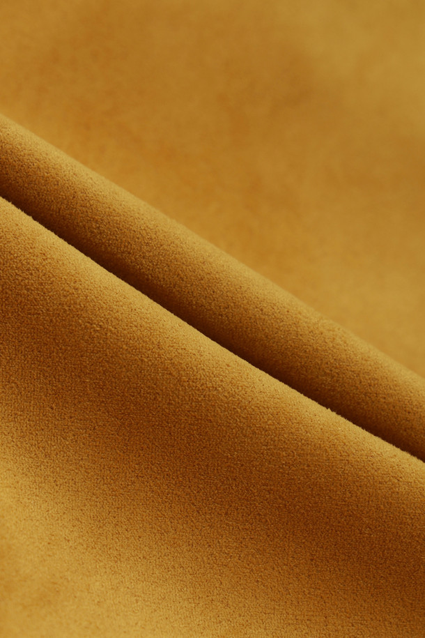 코듀로이 슬리브 페이크 스웨이드 점퍼 (옐로우)는 부드러운 스웨이드 소재의 몸판과 코듀로이 소매의 조화가 돋보이는 여성용 점퍼입니다. 캐주얼, 미니멀, 클래식 스타일을 아우르는 디자인으로, 가을과 겨울에 따뜻하게 착용하기 좋습니다. 오버핏 크롭 기장으로 편안한 착용감을 선사하며, 빅 사이즈 포켓과 금속 지퍼 디테일이 돋보입니다. 여행룩, 캠핑룩 등 다양한 TPO에 활용 가능하며, 옐로우와 브라운 두 가지 컬러로 만나볼 수 있습니다.
