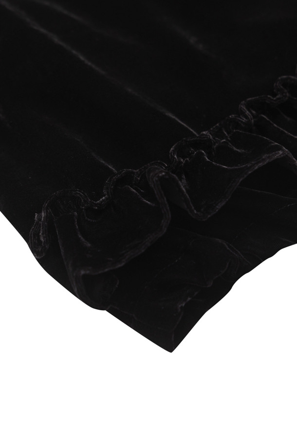 벨벳 프릴 후드 점퍼 (블랙)는 페미닌하고 유니크한 스타일을 연출하는 여성용 점퍼입니다. 부드러운 벨벳 소재에 두꺼운 두께감으로 따뜻함을 더하고, 프릴 디테일과 언밸런스 밑단으로 포인트를 더했습니다. 후드 디자인과 긴 소매, 집업 여밈 방식으로 편안하게 착용 가능하며, 로고 패턴 안감과 자수 와펜 장식이 고급스러움을 더합니다. 데이트룩, 모임룩 등 특별한 날, 또는 클래식, 미니멀, 로맨틱한 스타일을 연출하고 싶을 때 적합합니다.
