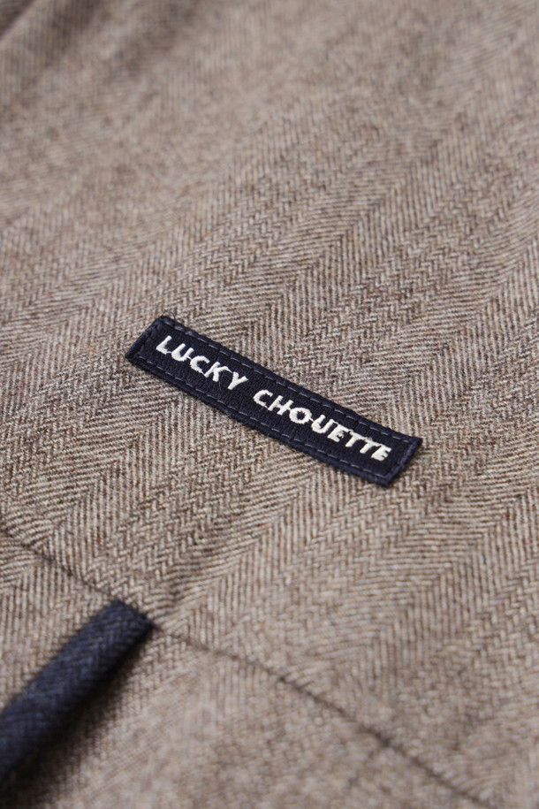 헤링본 후드 아노락 점퍼는 따뜻한 울 소재로 제작되어 겨울철에도 포근함을 선사합니다. 클래식한 헤링본 패턴에 스탠다드 핏으로, 유행을 타지 않는 스타일을 연출합니다. 후드 스트링 디테일과 엠블럼 슬라이더, 레터링 와펜으로 디자인의 완성도를 높였습니다. 리본 연출이 가능한 후드로 다양한 스타일을 소화할 수 있으며, 캐주얼하고 미니멀한 룩을 완성하기 좋습니다. 브라운 컬러의 집업 방식 아노락 점퍼로, 일상에서 편안하게 착용할 수 있습니다.
