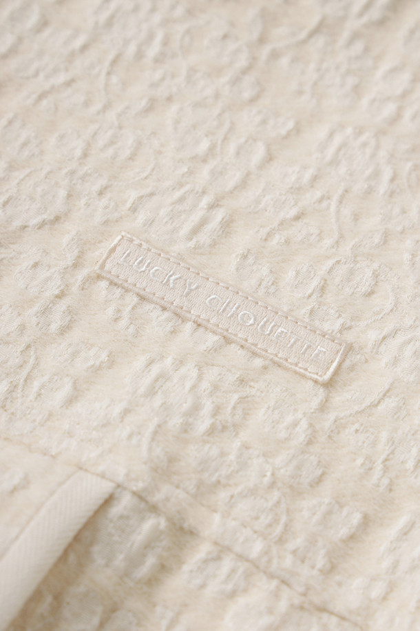 헤링본 후드 아노락 점퍼는 울 소재로 제작되어 따뜻한 착용감을 선사하는 여성용 아우터입니다. 아이보리 컬러의 스탠다드핏 디자인은 클래식하면서도 유니크한 스타일을 연출하며, 겨울철 출근룩과 모임룩에 모두 잘 어울립니다. 헤링본 패턴과 후드 스트링 리본 디테일, 엠블럼 슬라이더, 레터링 와펜, 솔리드 배색이 특징이며, 긴 소매와 집업 여밈 방식이 특징입니다. 두꺼운 두께감으로 보온성을 높였으며, 미니멀, 캐주얼 스타일을 선호하는 분들께 추천합니다.
